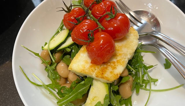 Haloumi with tomatoes, beans and zucchini